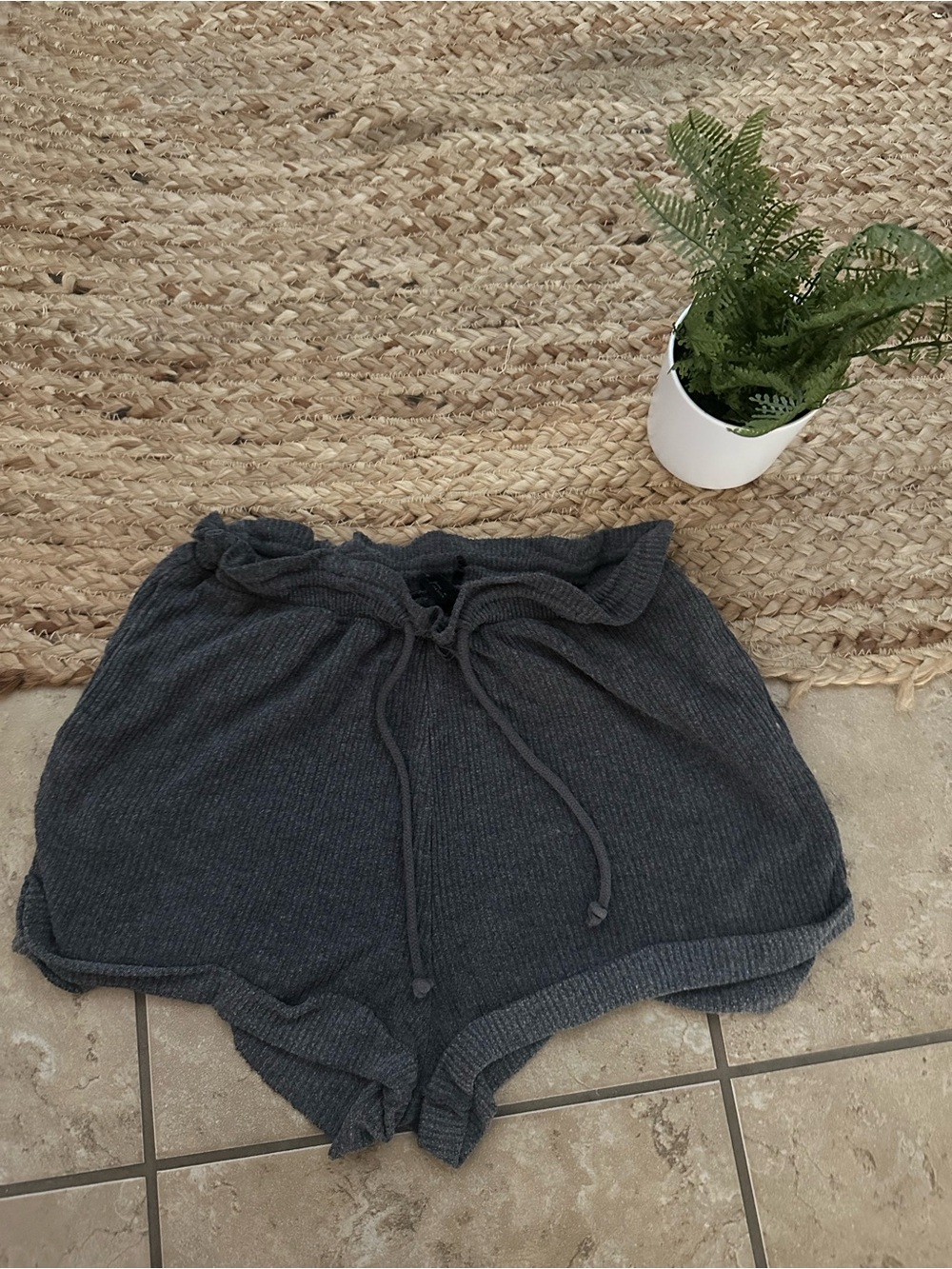 GREY OUT FROM UNDER KNIT SHORTS